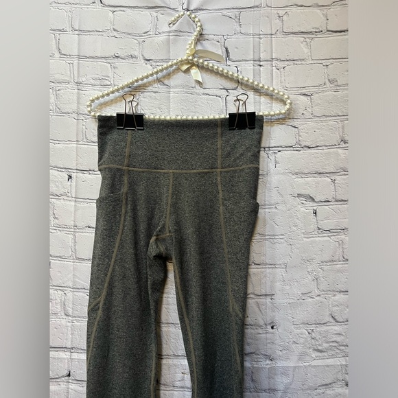 Athleta Salutation Stash Pocket 7/8 Tight in Powervita size xs - Picture 2 of 7